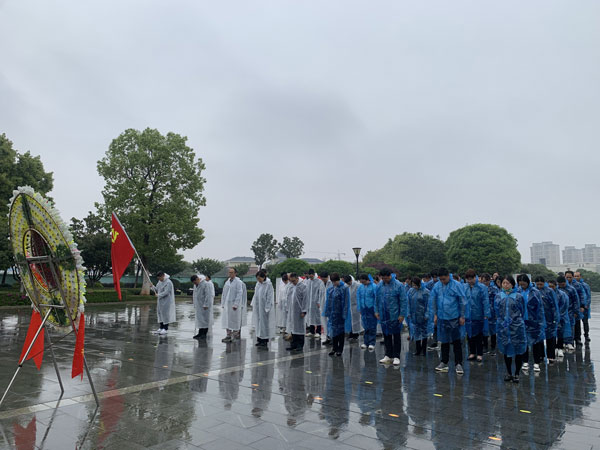缅怀英烈守初心 文明祭扫树新风 缅怀英烈守初心 文明祭扫树新风