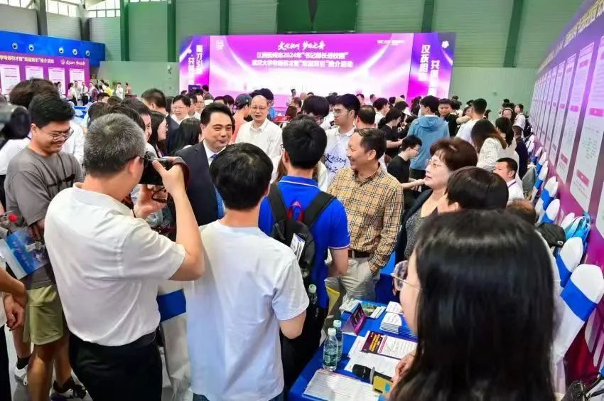 院党委书记李昱带队参加江西省抚州市2024年“书记部长进校园”武汉大学专场引才暨“双招双引”推介活动 院党委书记李昱带队参加江西省抚州市2024年“书记部长进校园”武汉大学专场引才暨“双招双引”推介活动
