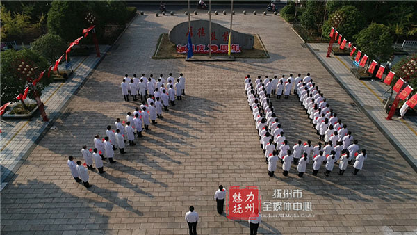 升国旗 唱国歌 近200名白衣天使祝福祖国 升国旗 唱国歌 近200名白衣天使祝福祖国