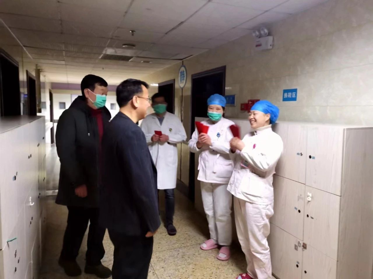 抚州市第一人民医院领导除夕暖心慰问坚守一线职工