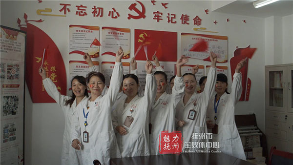 升国旗 唱国歌 近200名白衣天使祝福祖国 升国旗 唱国歌 近200名白衣天使祝福祖国