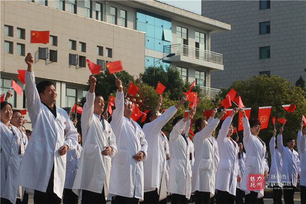 升国旗 唱国歌 近200名白衣天使祝福祖国 升国旗 唱国歌 近200名白衣天使祝福祖国