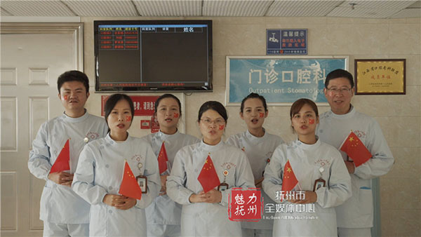 升国旗 唱国歌 近200名白衣天使祝福祖国 升国旗 唱国歌 近200名白衣天使祝福祖国