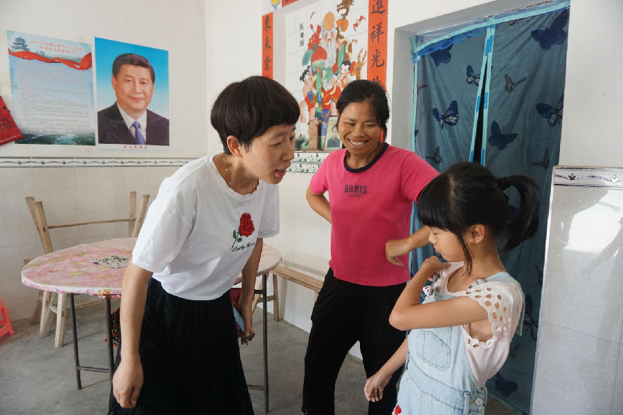 情系贫困户 炎日送清凉 情系贫困户 炎日送清凉