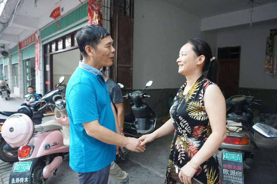 精准扶贫送清凉 走访慰问贫困户 精准扶贫送清凉 走访慰问贫困户