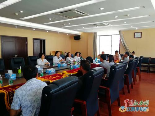精准扶贫暖人心 村民感激送锦旗 精准扶贫暖人心 村民感激送锦旗