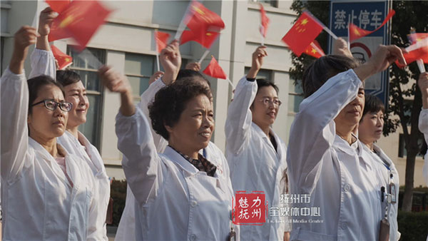 升国旗 唱国歌 近200名白衣天使祝福祖国 升国旗 唱国歌 近200名白衣天使祝福祖国