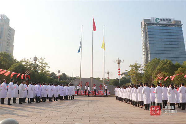 升国旗 唱国歌 近200名白衣天使祝福祖国 升国旗 唱国歌 近200名白衣天使祝福祖国