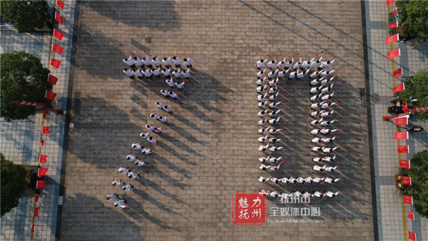 升国旗 唱国歌 近200名白衣天使祝福祖国 升国旗 唱国歌 近200名白衣天使祝福祖国