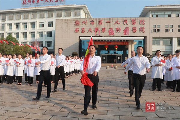 升国旗 唱国歌 近200名白衣天使祝福祖国 升国旗 唱国歌 近200名白衣天使祝福祖国