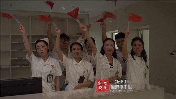 升国旗 唱国歌 近200名白衣天使祝福祖国 升国旗 唱国歌 近200名白衣天使祝福祖国