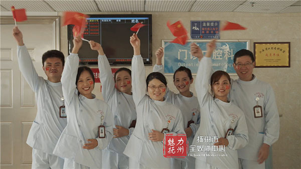 升国旗 唱国歌 近200名白衣天使祝福祖国 升国旗 唱国歌 近200名白衣天使祝福祖国