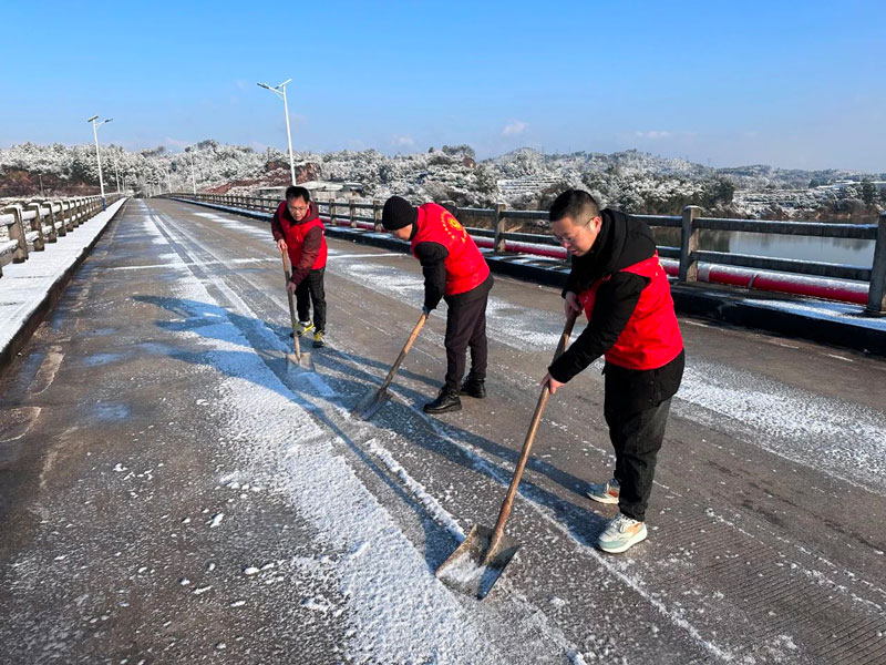 医院驻村工作队大雪里保畅通送温情 医院驻村工作队大雪里保畅通送温情