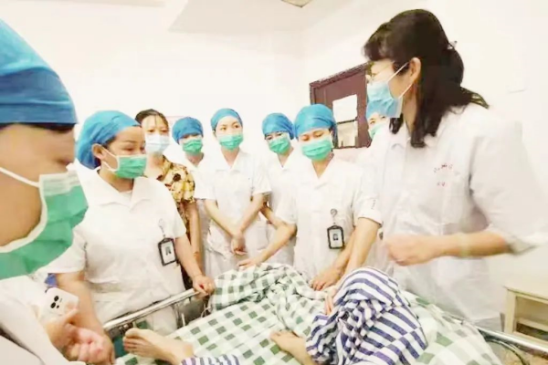 【学科建设】广东省人民医院脊柱外科昌耘冰团队工作室签约授牌仪式在我院举行 【学科建设】广东省人民医院脊柱外科昌耘冰团队工作室签约授牌仪式在我院举行