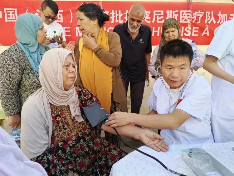 我院支援突尼斯医疗队队员龚维良、曾胜荣载誉凯旋 我院支援突尼斯医疗队队员龚维良、曾胜荣载誉凯旋