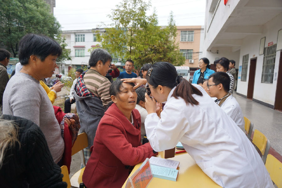 下基层 送健康 讲规矩 强党性 下基层 送健康 讲规矩 强党性