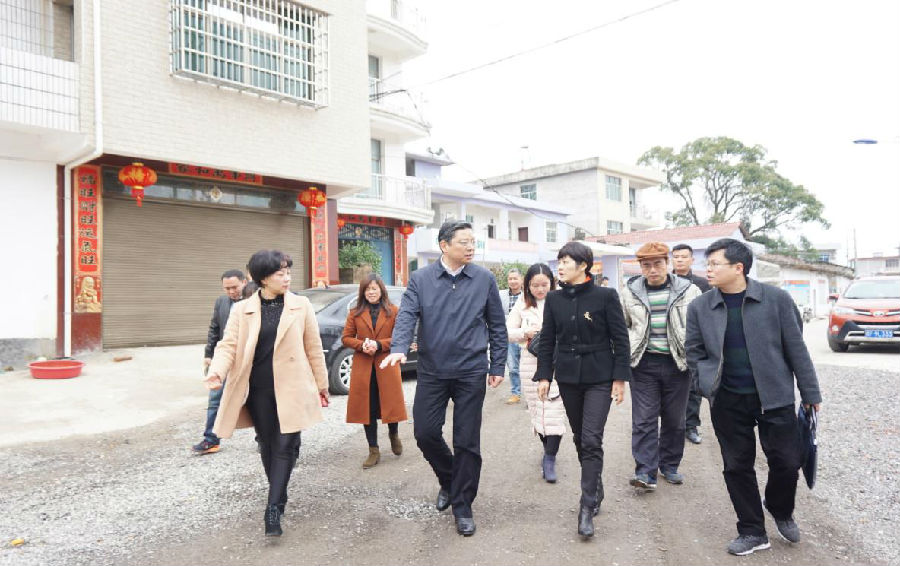 院党委书记李昱陪同市政协副主席徐建辉同志 赴田东村调研,助力脱贫攻坚工作 院党委书记李昱陪同市政协副主席徐建辉同志 赴田东村调研,助力脱贫攻坚工作