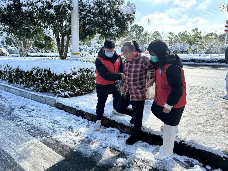 【闻“雪”而动】以雪为令齐行动 “医”路畅通护安全 【闻“雪”而动】以雪为令齐行动 “医”路畅通护安全