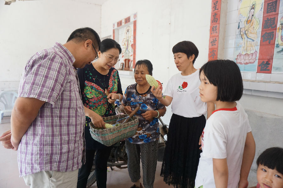 情系贫困户 炎日送清凉 情系贫困户 炎日送清凉