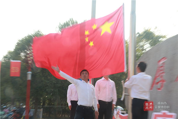 升国旗 唱国歌 近200名白衣天使祝福祖国 升国旗 唱国歌 近200名白衣天使祝福祖国
