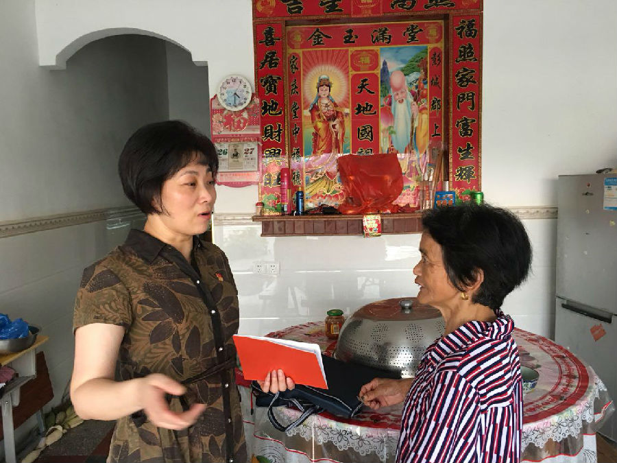 精准扶贫送清凉 走访慰问贫困户 精准扶贫送清凉 走访慰问贫困户