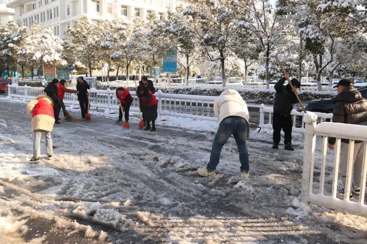 【闻“雪”而动】以雪为令齐行动 “医”路畅通护安全 【闻“雪”而动】以雪为令齐行动 “医”路畅通护安全