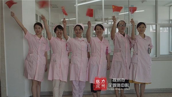 升国旗 唱国歌 近200名白衣天使祝福祖国 升国旗 唱国歌 近200名白衣天使祝福祖国
