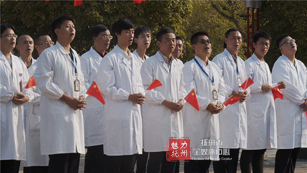 升国旗 唱国歌 近200名白衣天使祝福祖国 升国旗 唱国歌 近200名白衣天使祝福祖国