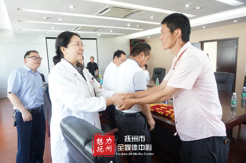 抚州市第一人民医院：倾力助脱贫 扶贫村真情送锦旗