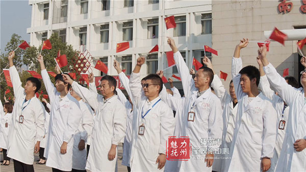 升国旗 唱国歌 近200名白衣天使祝福祖国 升国旗 唱国歌 近200名白衣天使祝福祖国