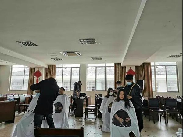 爱心义剪为抗疫一线医务人员解决“头等”大事 爱心义剪为抗疫一线医务人员解决“头等”大事